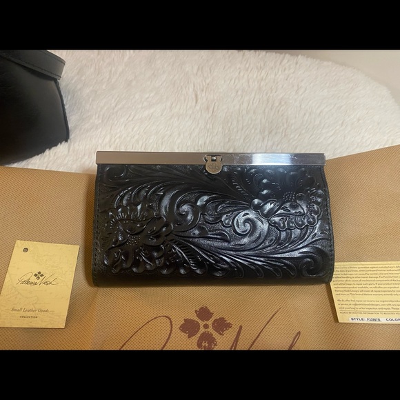 Patricia Nash Angela Satchel plus wallet - Picture 5 of 13